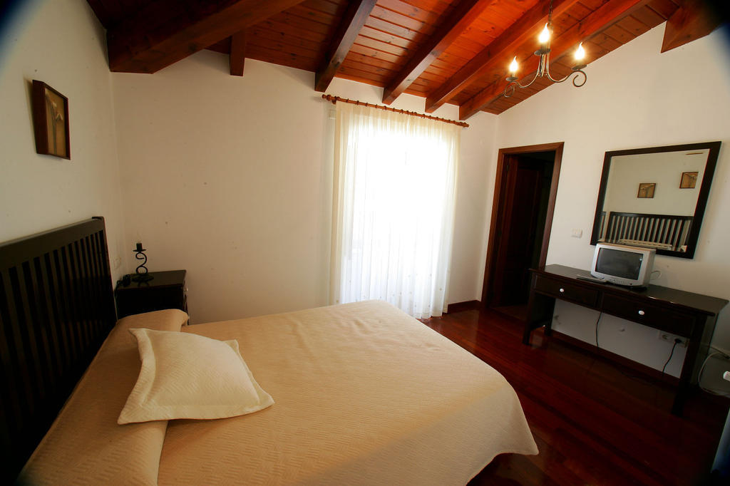 Casa Da Botica A Estrada Hostel Os Casares Ngoại thất bức ảnh