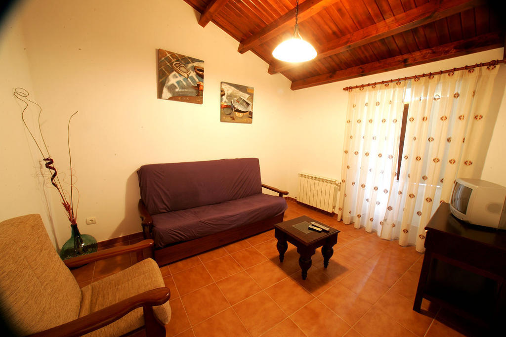 Casa Da Botica A Estrada Hostel Os Casares Ngoại thất bức ảnh
